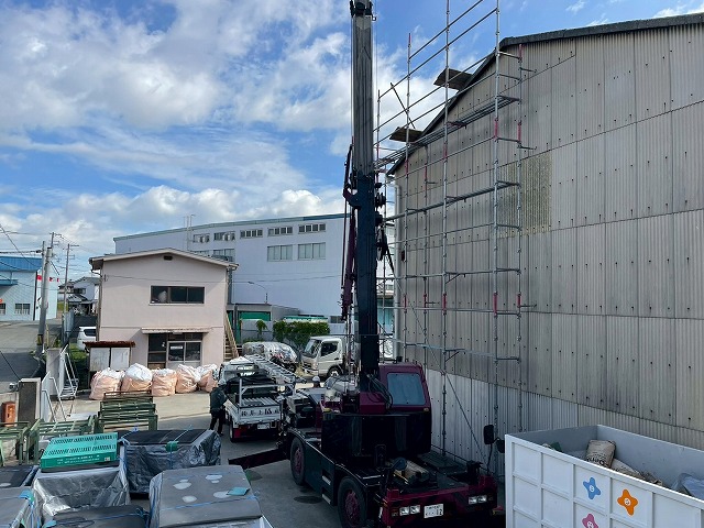姫路市　工場屋根工事　クレーンで荷揚げ作業
